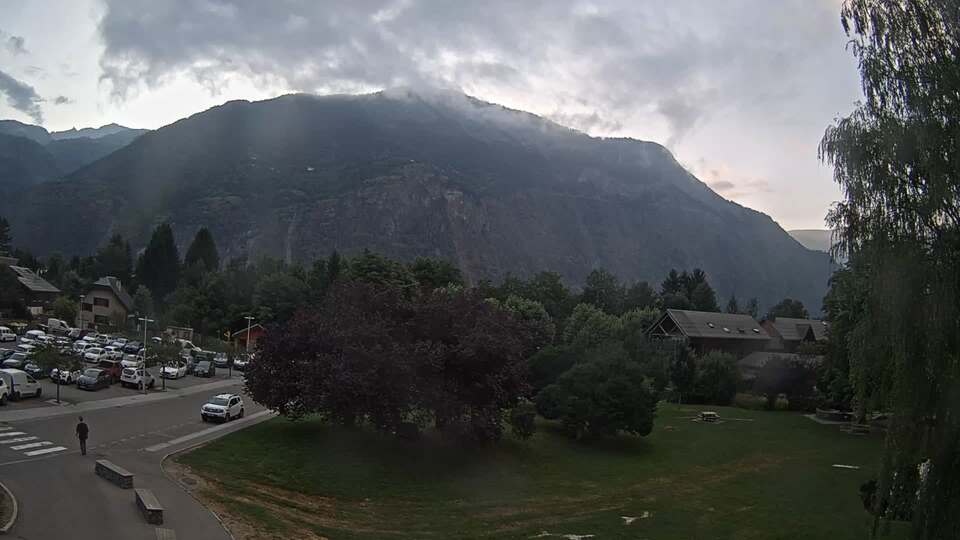 Webcam au niveau de la mairie du village du Bourg d'Oisans, aux pieds de l'Alpe d'Huez et aux portes du parc des Écrins