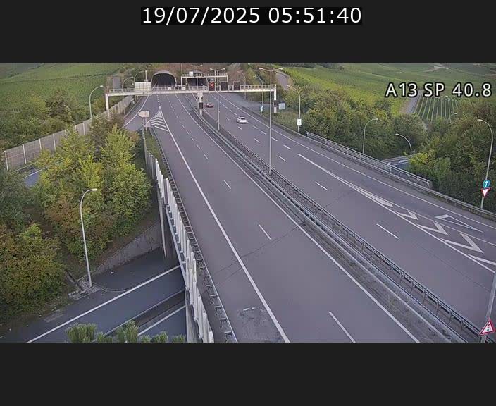 Webcam avec vue sur l'entrée côté allemand du tunnel Markusbierg à Schengen. Vue orientée vers le tunnel et Bettembourg