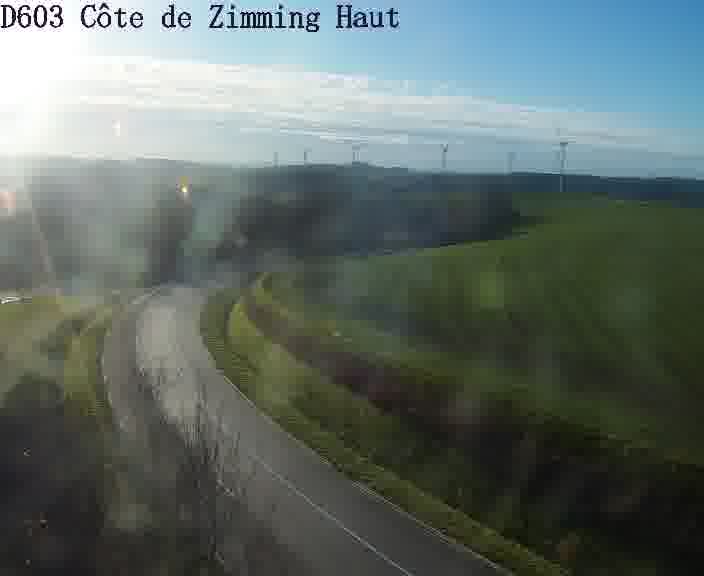 Webcam sur la D603 située en haut de la Côte de Zimming. Vue orientée vers Saint-Avold.