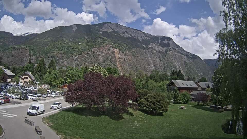 Webcam au niveau de la mairie du village du Bourg d'Oisans, aux pieds de l'Alpe d'Huez et aux portes du parc des Écrins