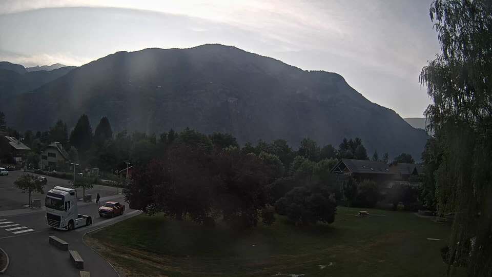 Webcam au niveau de la mairie du village du Bourg d'Oisans, aux pieds de l'Alpe d'Huez et aux portes du parc des Écrins