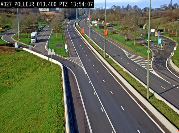 Webcam A27/E42 avec vue sur le parking de l'aire de Polleur, après le Viaduc de Polleur à Theux. Vue orientée vers Liège
