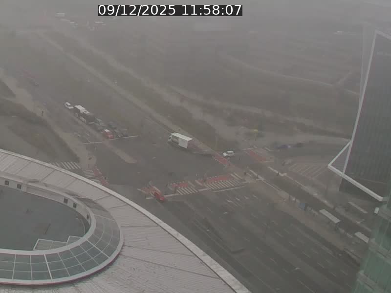 Webcam sur l'avenue John Fitzgerald Kennedy (N51) avec vue sur le Pont rouge (Pont Grande Duchesse Charlotte), l'arrêt Pfaffenthal et l'entrée du quartier Kirchberg