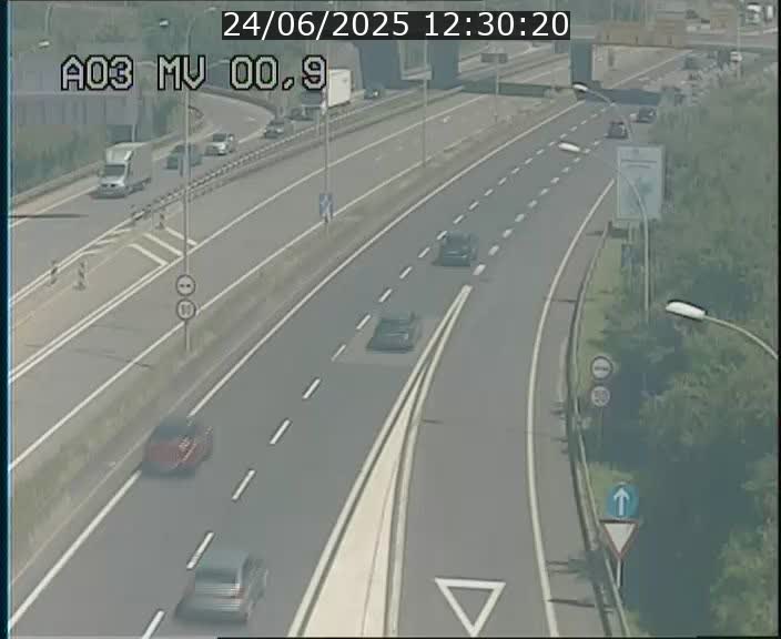 Traffic live webcam Luxembourg Croix de Gasperich - A3 - BK 0.4 - direction Luxembourg