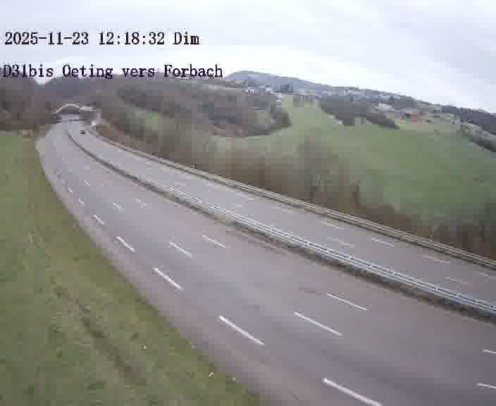 Caméra routière située sur D31bis (France) à Oeting, orientée vers Forbach, surveillant en continu la circulation locale et régionale.