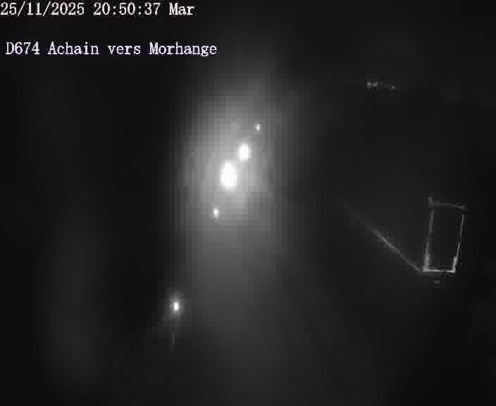 Caméra de trafic sur D674 (France) à Achain, orientée vers Morhange, permettant d’évaluer fluidité, incidents et densité automobile.