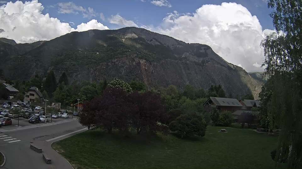 Webcam au niveau de la mairie du village du Bourg d'Oisans, aux pieds de l'Alpe d'Huez et aux portes du parc des Écrins