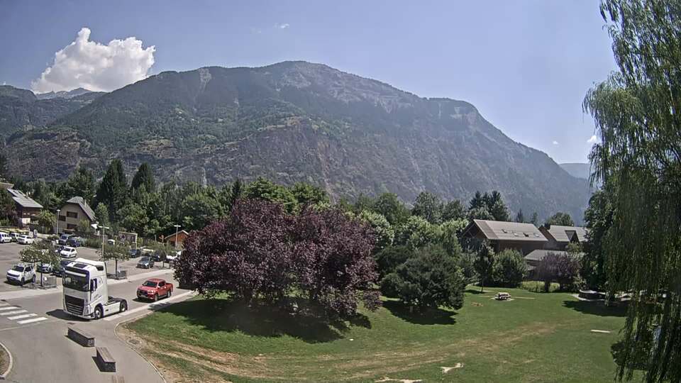 Webcam au niveau de la mairie du village du Bourg d'Oisans, aux pieds de l'Alpe d'Huez et aux portes du parc des Écrins