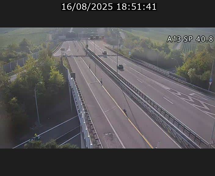 Webcam avec vue sur l'entrée côté allemand du tunnel Markusbierg à Schengen. Vue orientée vers le tunnel et Bettembourg