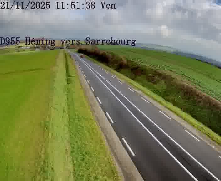 Caméra routière située sur D955 (France) à Heming, orientée vers Sarrebourg, surveillant en continu la circulation locale et régionale.