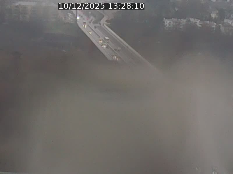 Webcam sur l'avenue John Fitzgerald Kennedy (N51) avec vue sur le Pont rouge (Pont Grande Duchesse Charlotte), l'arrêt Pfaffenthal et l'entrée du quartier Kirchberg