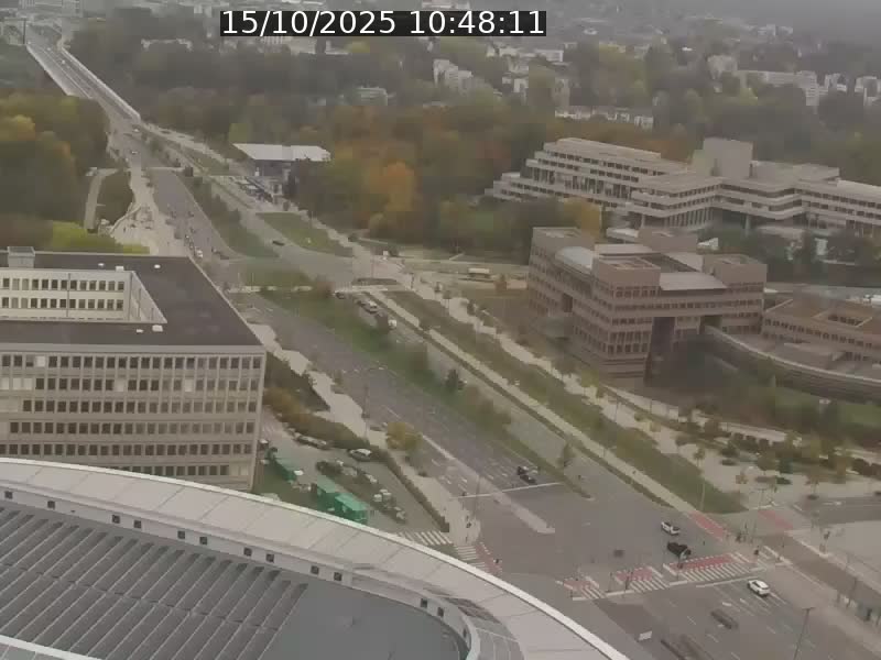Webcam sur l'avenue John Fitzgerald Kennedy (N51) avec vue sur le Pont rouge (Pont Grande Duchesse Charlotte), l'arrêt Pfaffenthal et l'entrée du quartier Kirchberg