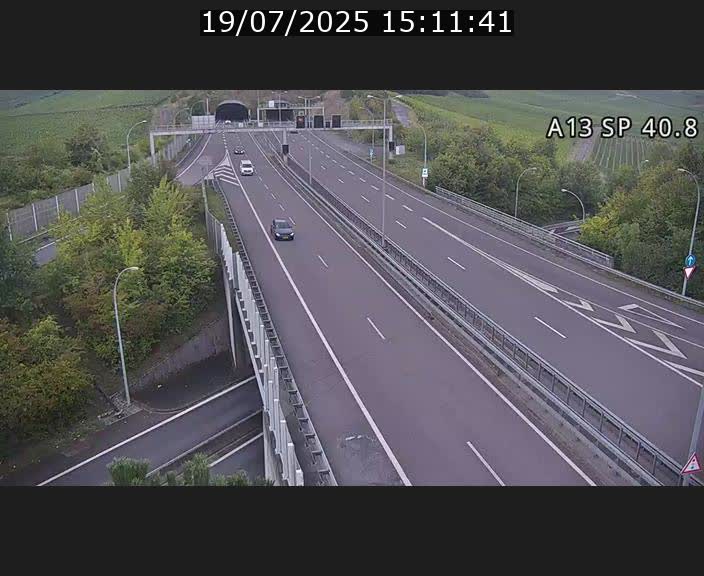 Webcam avec vue sur l'entrée côté allemand du tunnel Markusbierg à Schengen. Vue orientée vers le tunnel et Bettembourg