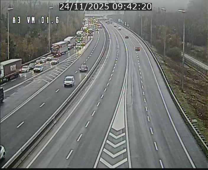 Traffic live webcam Luxembourg - Croix de Gasperich - A3 - BK 1.6 - direction France/Aire de Berchem