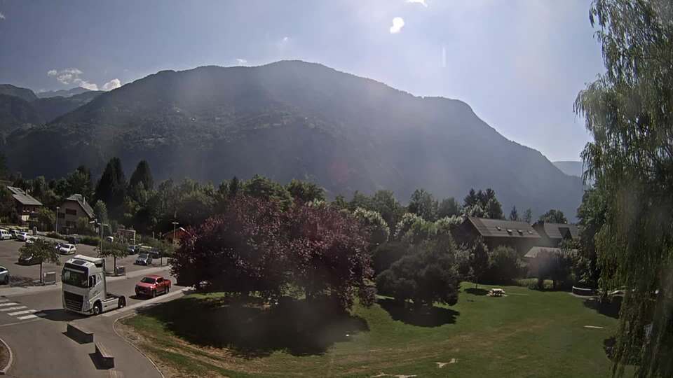 Webcam au niveau de la mairie du village du Bourg d'Oisans, aux pieds de l'Alpe d'Huez et aux portes du parc des Écrins