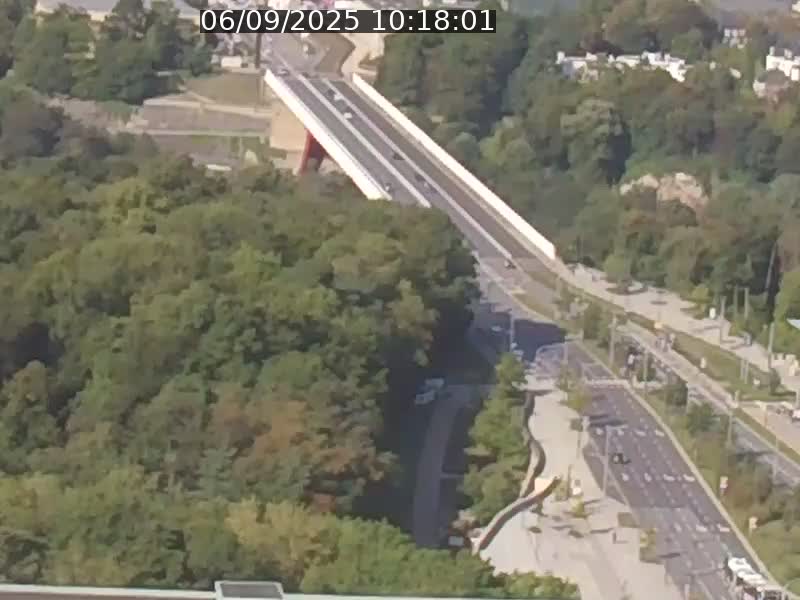 Webcam sur l'avenue John Fitzgerald Kennedy (N51) avec vue sur le Pont rouge (Pont Grande Duchesse Charlotte), l'arrêt Pfaffenthal et l'entrée du quartier Kirchberg