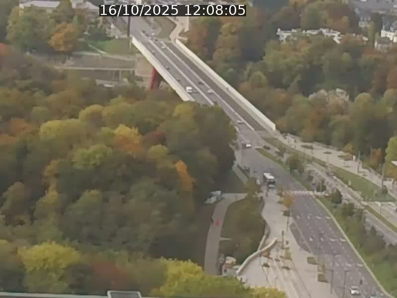 Webcam sur l'avenue John Fitzgerald Kennedy (N51) avec vue sur le Pont rouge (Pont Grande Duchesse Charlotte), l'arrêt Pfaffenthal et l'entrée du quartier Kirchberg