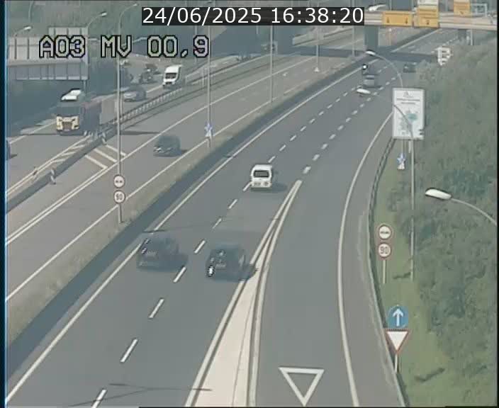 Traffic live webcam Luxembourg Croix de Gasperich - A3 - BK 0.4 - direction Luxembourg