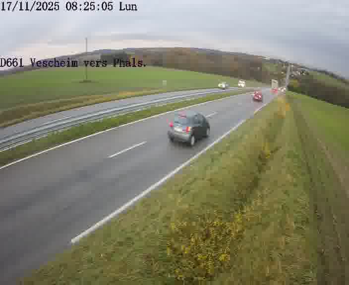 Caméra routière située sur D661 (France) à Vescheim, orientée vers Phalsbourg, surveillant en continu la circulation locale et régionale.