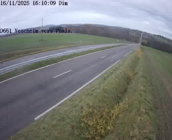 Caméra routière située sur D661 (France) à Vescheim, orientée vers Phalsbourg, surveillant en continu la circulation locale et régionale.