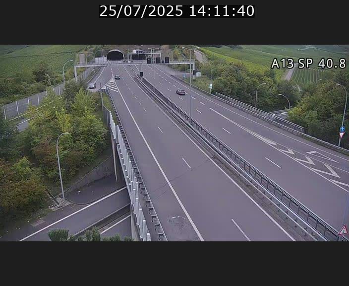 Webcam avec vue sur l'entrée côté allemand du tunnel Markusbierg à Schengen. Vue orientée vers le tunnel et Bettembourg