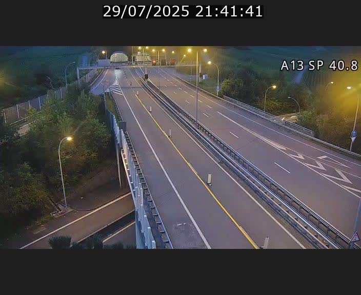 Webcam avec vue sur l'entrée côté allemand du tunnel Markusbierg à Schengen. Vue orientée vers le tunnel et Bettembourg