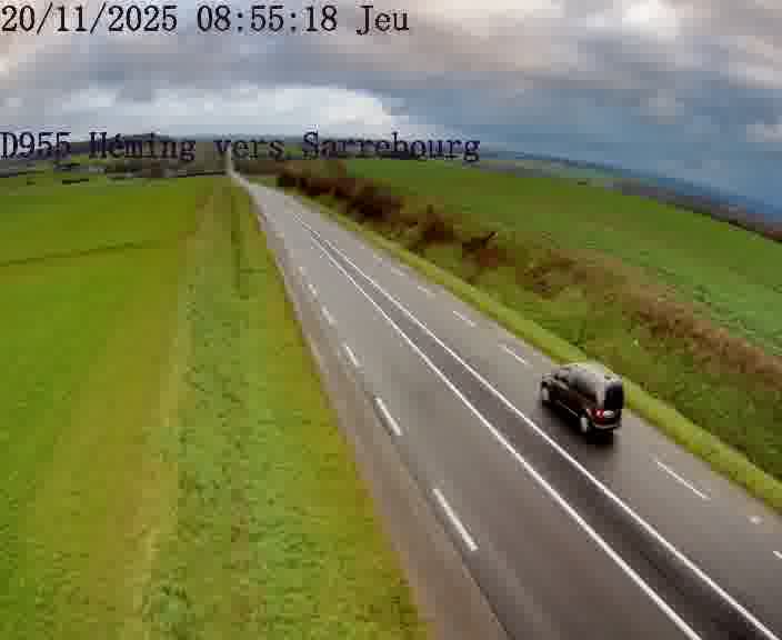 Caméra routière située sur D955 (France) à Heming, orientée vers Sarrebourg, surveillant en continu la circulation locale et régionale.