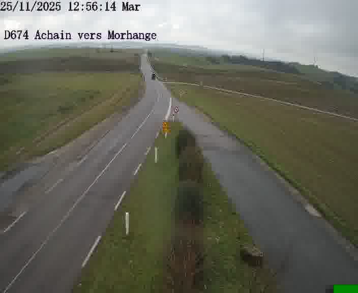 Caméra de trafic sur D674 (France) à Achain, orientée vers Morhange, permettant d’évaluer fluidité, incidents et densité automobile.