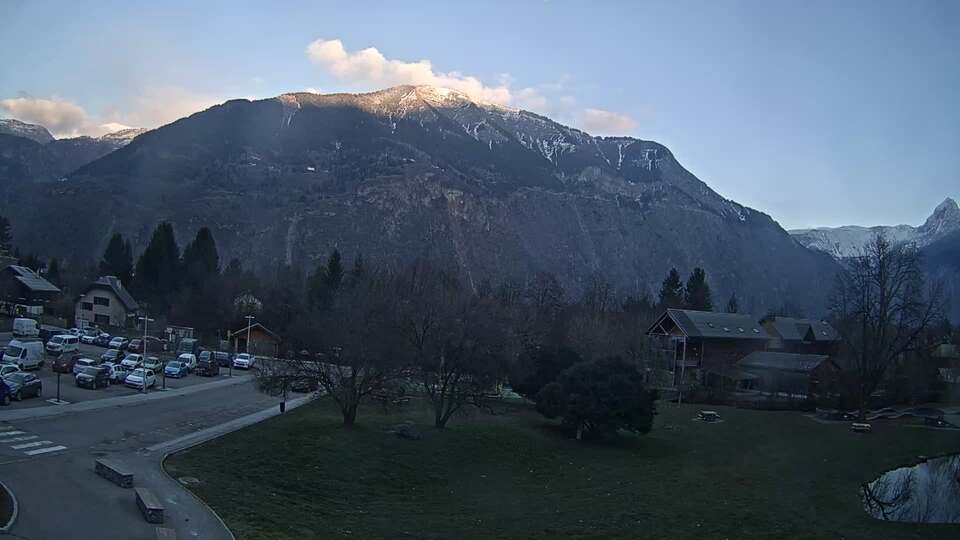 Webcam au niveau de la mairie du village du Bourg d'Oisans, aux pieds de l'Alpe d'Huez et aux portes du parc des Écrins