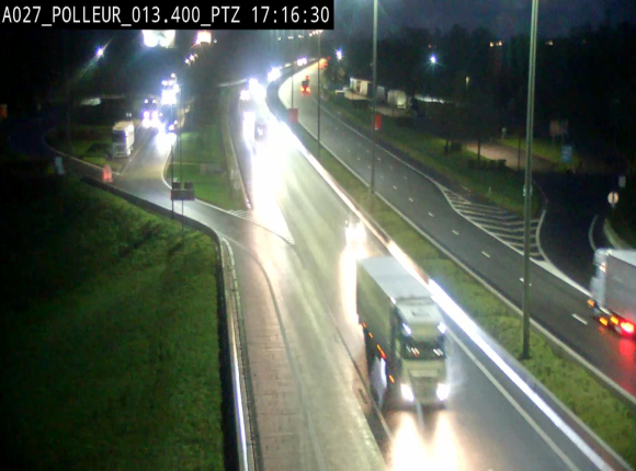 Webcam A27/E42 avec vue sur le parking de l'aire de Polleur, après le Viaduc de Polleur à Theux. Vue orientée vers Liège