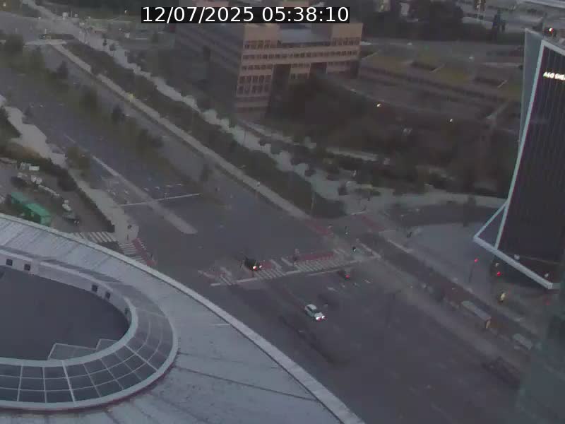 Webcam sur l'avenue John Fitzgerald Kennedy (N51) avec vue sur le Pont rouge (Pont Grande Duchesse Charlotte), l'arrêt Pfaffenthal et l'entrée du quartier Kirchberg