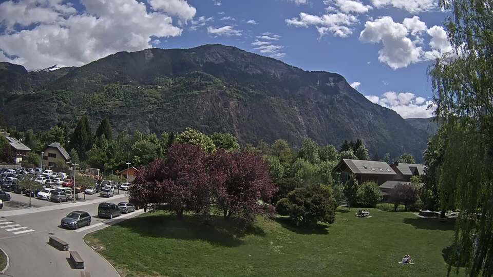 Webcam au niveau de la mairie du village du Bourg d'Oisans, aux pieds de l'Alpe d'Huez et aux portes du parc des Écrins