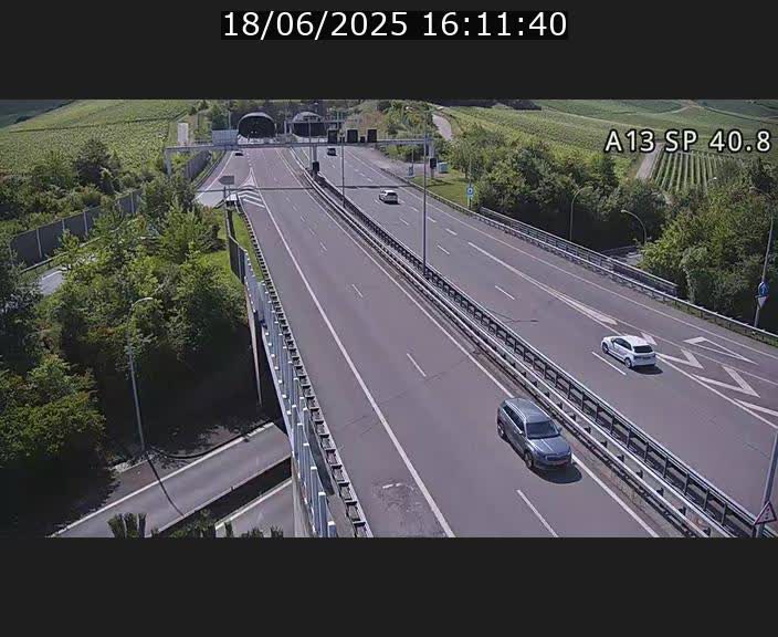 Webcam avec vue sur l'entrée côté allemand du tunnel Markusbierg à Schengen. Vue orientée vers le tunnel et Bettembourg