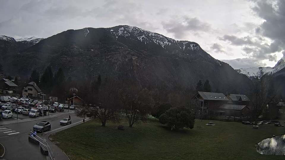 Webcam au niveau de la mairie du village du Bourg d'Oisans, aux pieds de l'Alpe d'Huez et aux portes du parc des Écrins