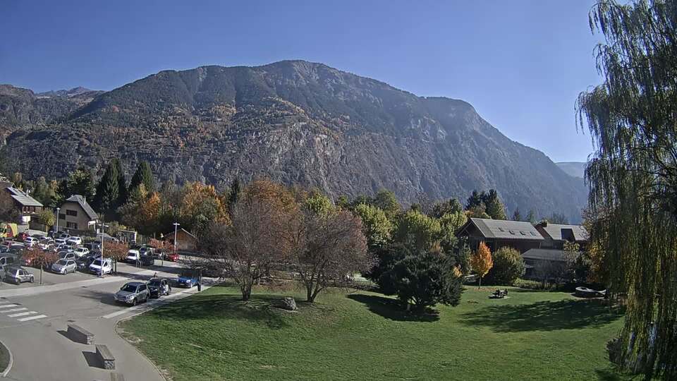 Webcam au niveau de la mairie du village du Bourg d'Oisans, aux pieds de l'Alpe d'Huez et aux portes du parc des Écrins