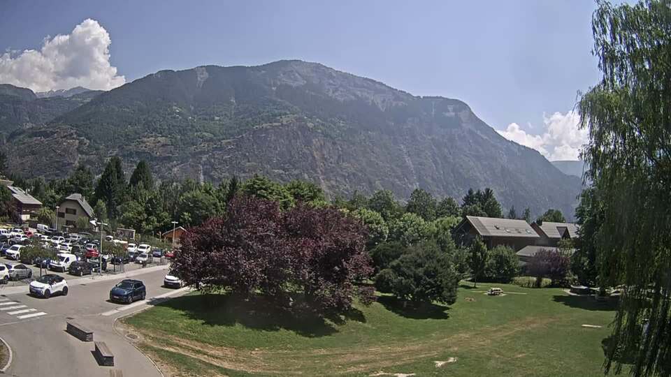 Webcam au niveau de la mairie du village du Bourg d'Oisans, aux pieds de l'Alpe d'Huez et aux portes du parc des Écrins