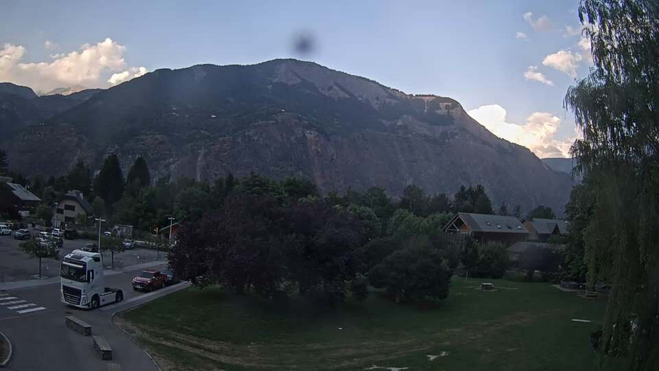 Webcam au niveau de la mairie du village du Bourg d'Oisans, aux pieds de l'Alpe d'Huez et aux portes du parc des Écrins