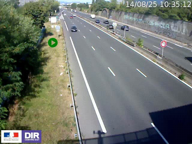Webcam à Bron sur l'A43 à la jonction avec le boulevard périphérique de Lyon (D383). Vue orientée vers Lyon