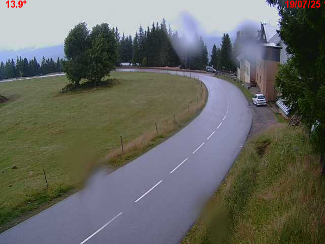 Webcam en haut du col du Ballon d'Alsace sur la D465 à 1075 mètres d'altitude dans les Vosges