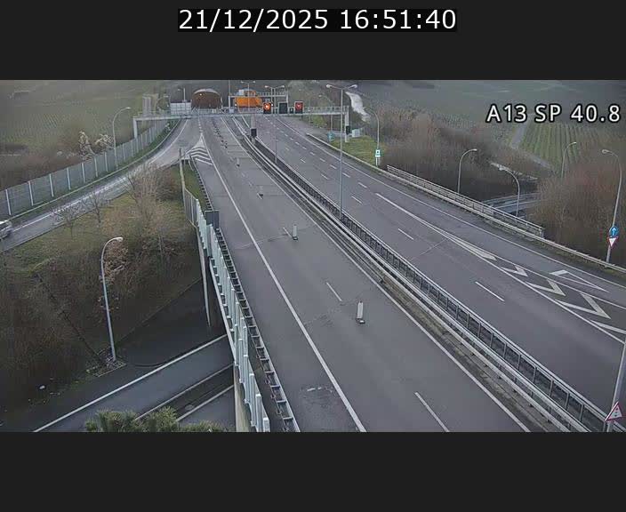 Webcam avec vue sur l'entrée côté allemand du tunnel Markusbierg à Schengen. Vue orientée vers le tunnel et Bettembourg
