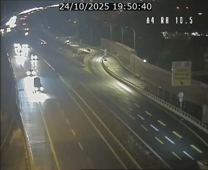 Traffic live webcam Luxembourg Pontpierre - A4 - BK 10.5 - direction Luxembourg