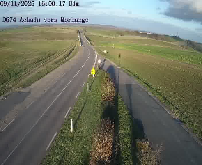 Caméra de trafic sur D674 (France) à Achain, orientée vers Morhange, permettant d’évaluer fluidité, incidents et densité automobile.