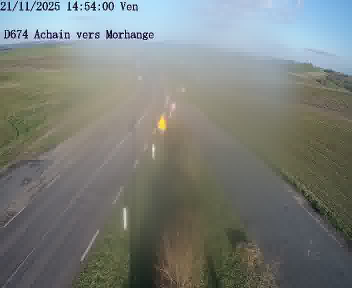 Caméra de trafic sur D674 (France) à Achain, orientée vers Morhange, permettant d’évaluer fluidité, incidents et densité automobile.
