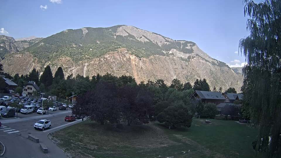 Webcam au niveau de la mairie du village du Bourg d'Oisans, aux pieds de l'Alpe d'Huez et aux portes du parc des Écrins