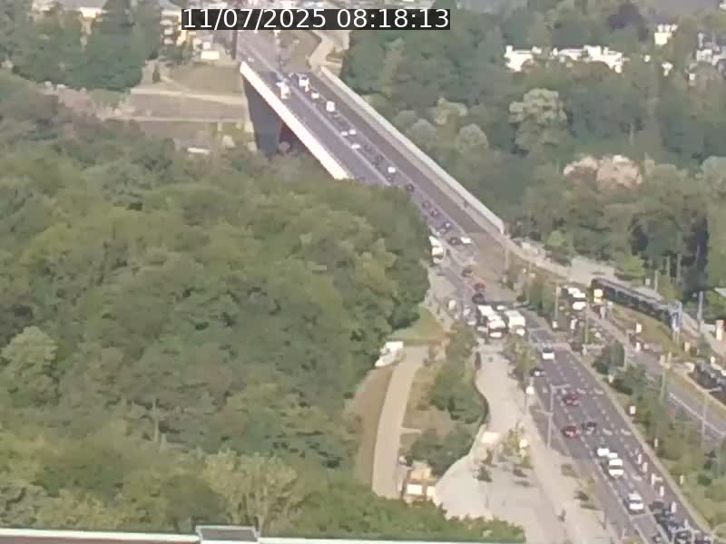 Webcam sur l'avenue John Fitzgerald Kennedy (N51) avec vue sur le Pont rouge (Pont Grande Duchesse Charlotte), l'arrêt Pfaffenthal et l'entrée du quartier Kirchberg