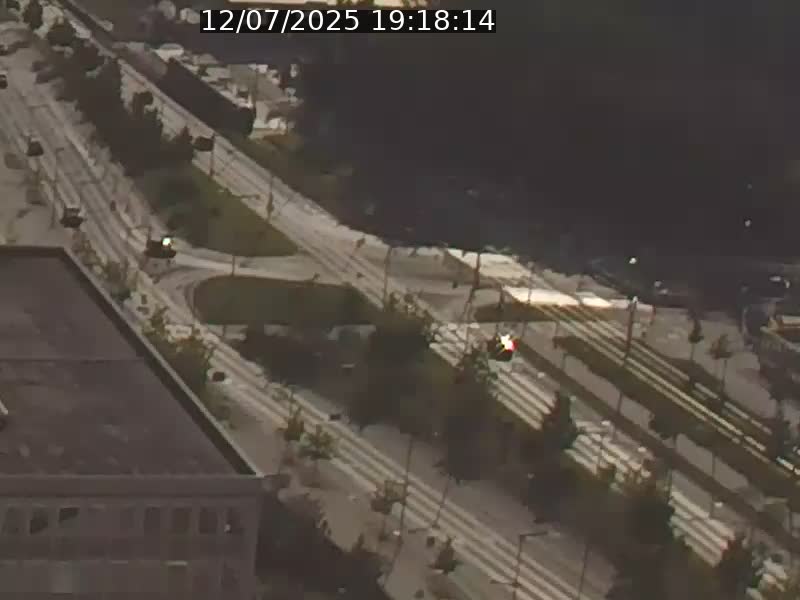 Webcam sur l'avenue John Fitzgerald Kennedy (N51) avec vue sur le Pont rouge (Pont Grande Duchesse Charlotte), l'arrêt Pfaffenthal et l'entrée du quartier Kirchberg