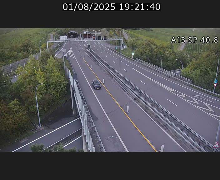 Webcam avec vue sur l'entrée côté allemand du tunnel Markusbierg à Schengen. Vue orientée vers le tunnel et Bettembourg