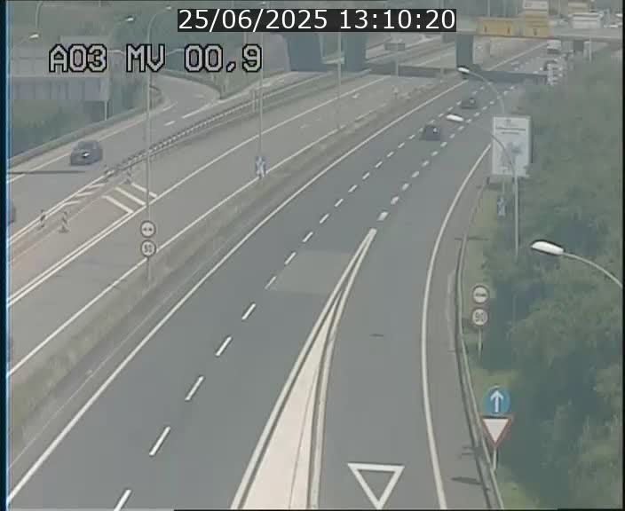 Traffic live webcam Luxembourg Croix de Gasperich - A3 - BK 0.4 - direction Luxembourg