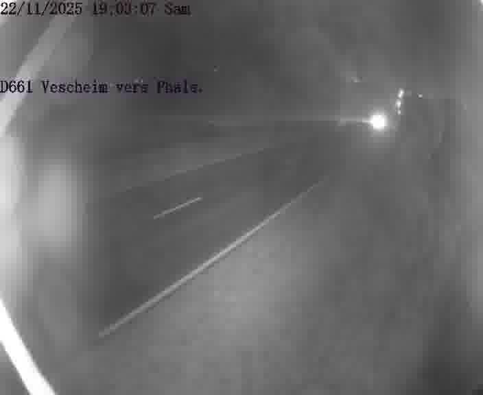 Caméra routière située sur D661 (France) à Vescheim, orientée vers Phalsbourg, surveillant en continu la circulation locale et régionale.