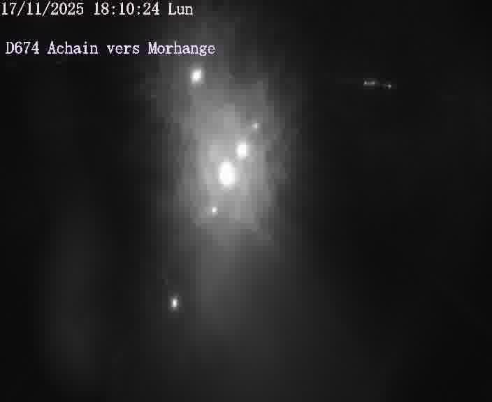 Caméra de trafic sur D674 (France) à Achain, orientée vers Morhange, permettant d’évaluer fluidité, incidents et densité automobile.